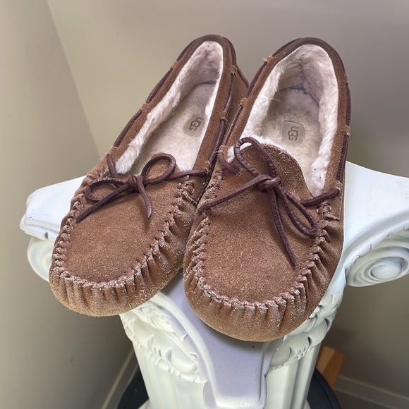 Ugg - Slippers - Size 8.5 - Picture 2 of 11